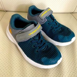Boys under armour tennis shoes